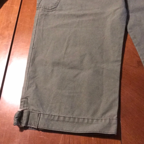 Woman’s/Juniors  l.e.i.  Green Khaki Capris - Picture 5 of 14